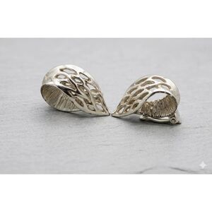 CELEBRITY NY Silver Tone Textured Swirl Clip On Earrings Vintage 1980s